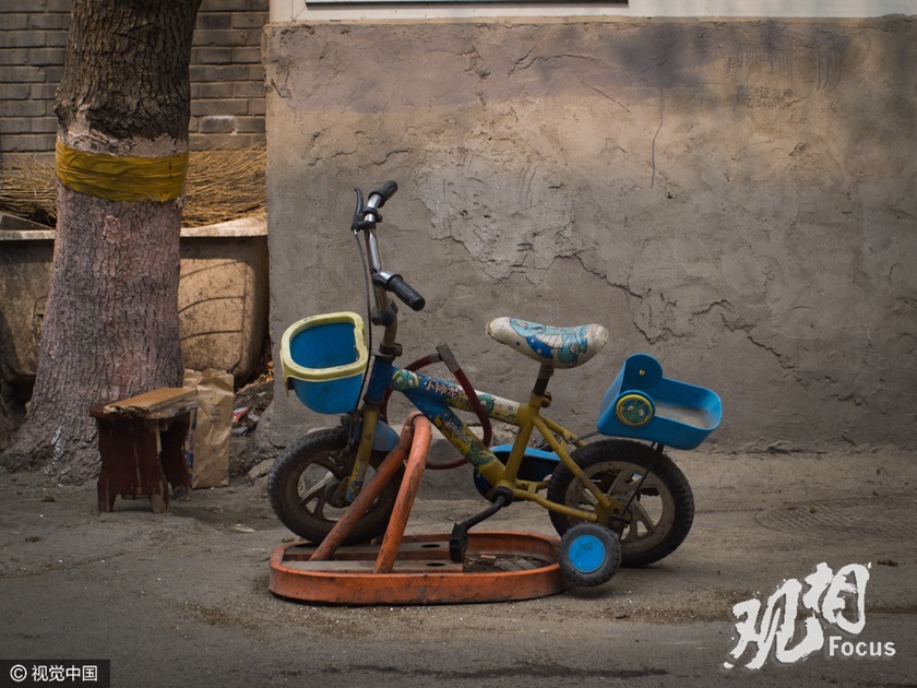 居民为了不让别人的汽车停在自家窗外而故意将自行车摆放这里。