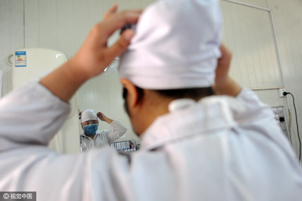 图片故事:90后女护士与艾滋病人“零距离” 图片故事:90后女护士与艾滋病人“零距离”