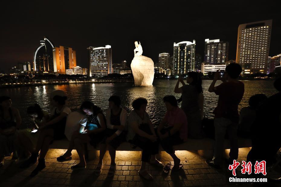 9月2日,厦门白鹭洲公园夜景如画。金砖国家领导人第九次会晤将于9月3日至5日在厦门举行。 中新社记者 杜洋 摄