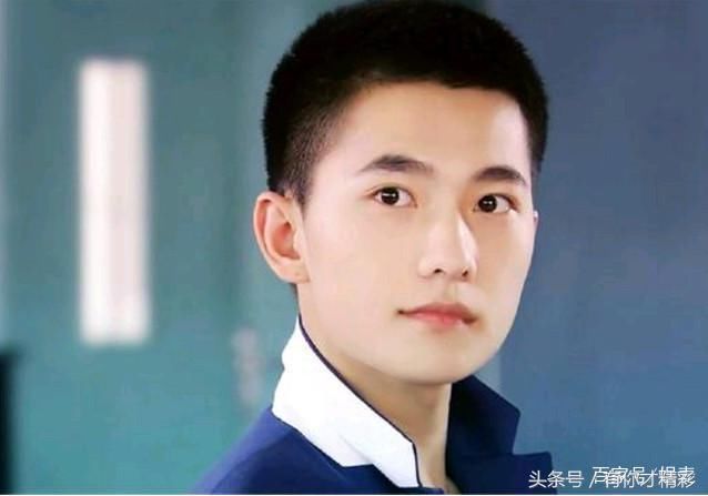杨洋自从出道的如今照片,变化是越来越大,唯一