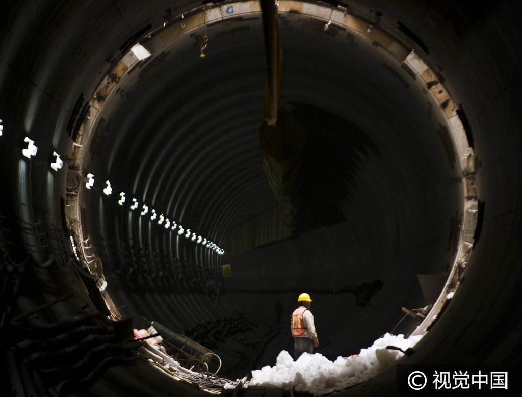 当地时间2013年8月27日，墨西哥埃卡特佩克，探访当地排水渠，该排水隧道长62千米，宽7米，是世界上最长的排水隧道之一。该排水渠使墨西哥预计的城市排水能力翻倍。摄影来源：视觉中国
