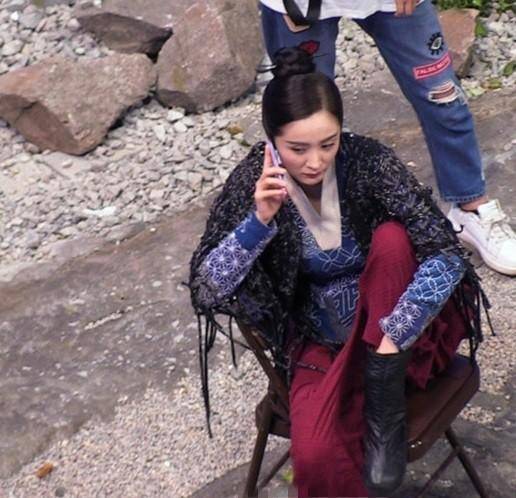 杨幂片场休息,打电话坐姿霸气手还伸鞋里抠脚,看着都觉得辣眼