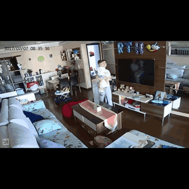 黑心保姆掌掴1岁男童 用拖把往孩子脸上抹