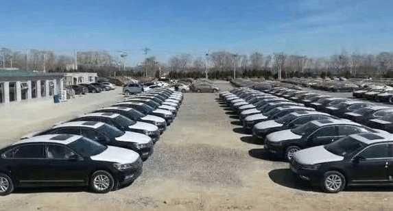 实拍大批16款帕萨特库存车,店员:外观内饰全新