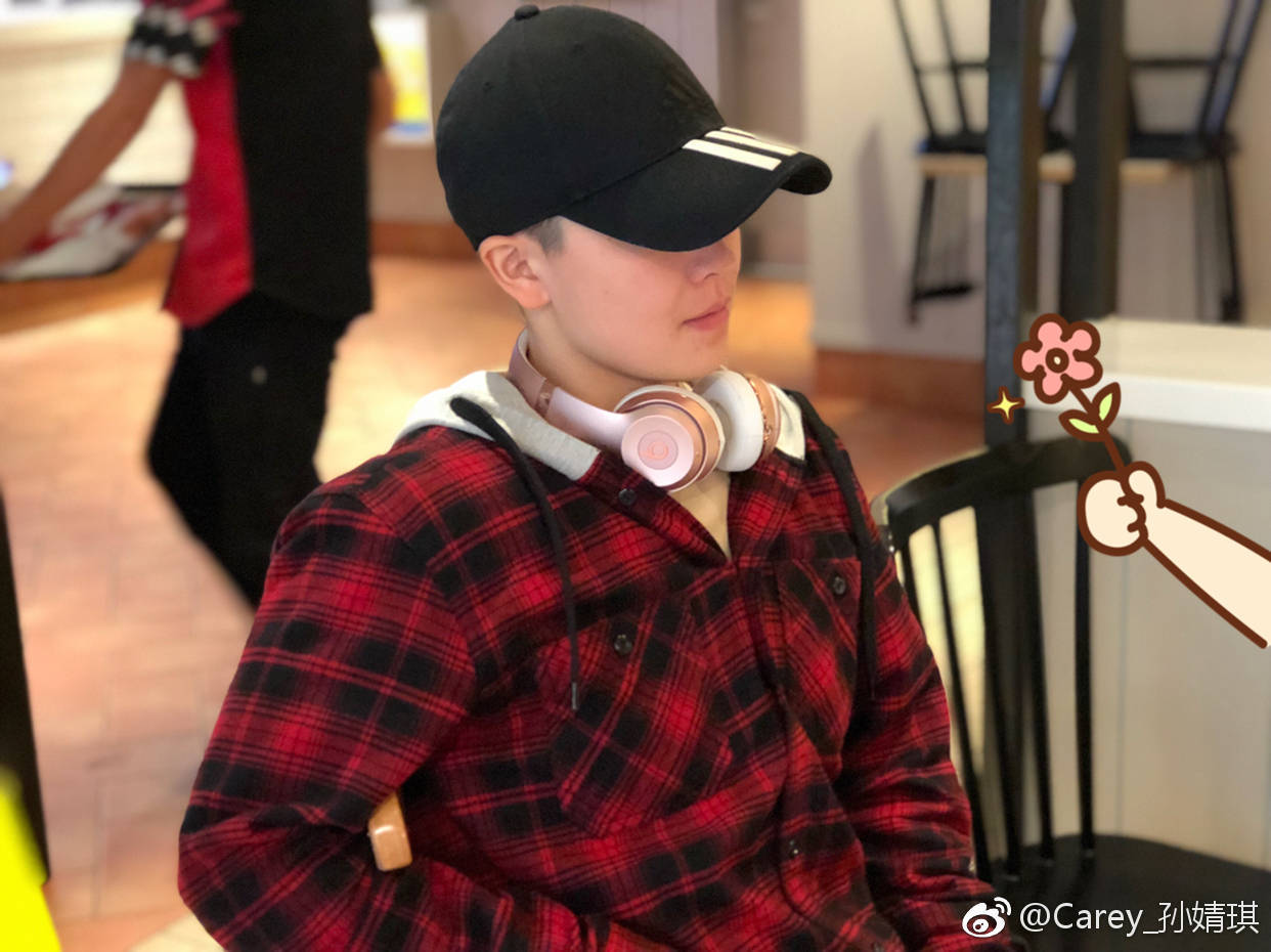 孙婧琪练习健美已经10年多了，不光积攒了一身肌肉，还有一肚子经验，不仅在省健美健身锦标赛、全国健美锦标赛等各种体育比赛中获奖，早在2013年便是田径200米的国家一级运动员。在读期间，先后长期担任健身所的器械教练、田径教练，目前，正在电子科技大学健美健身队担任教练，负责备赛指导。