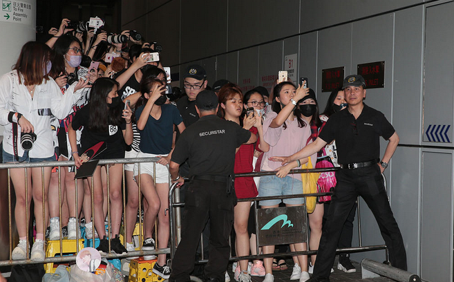 韩团exo凌晨抵港 粉丝摔倒在地一度混乱(组图)