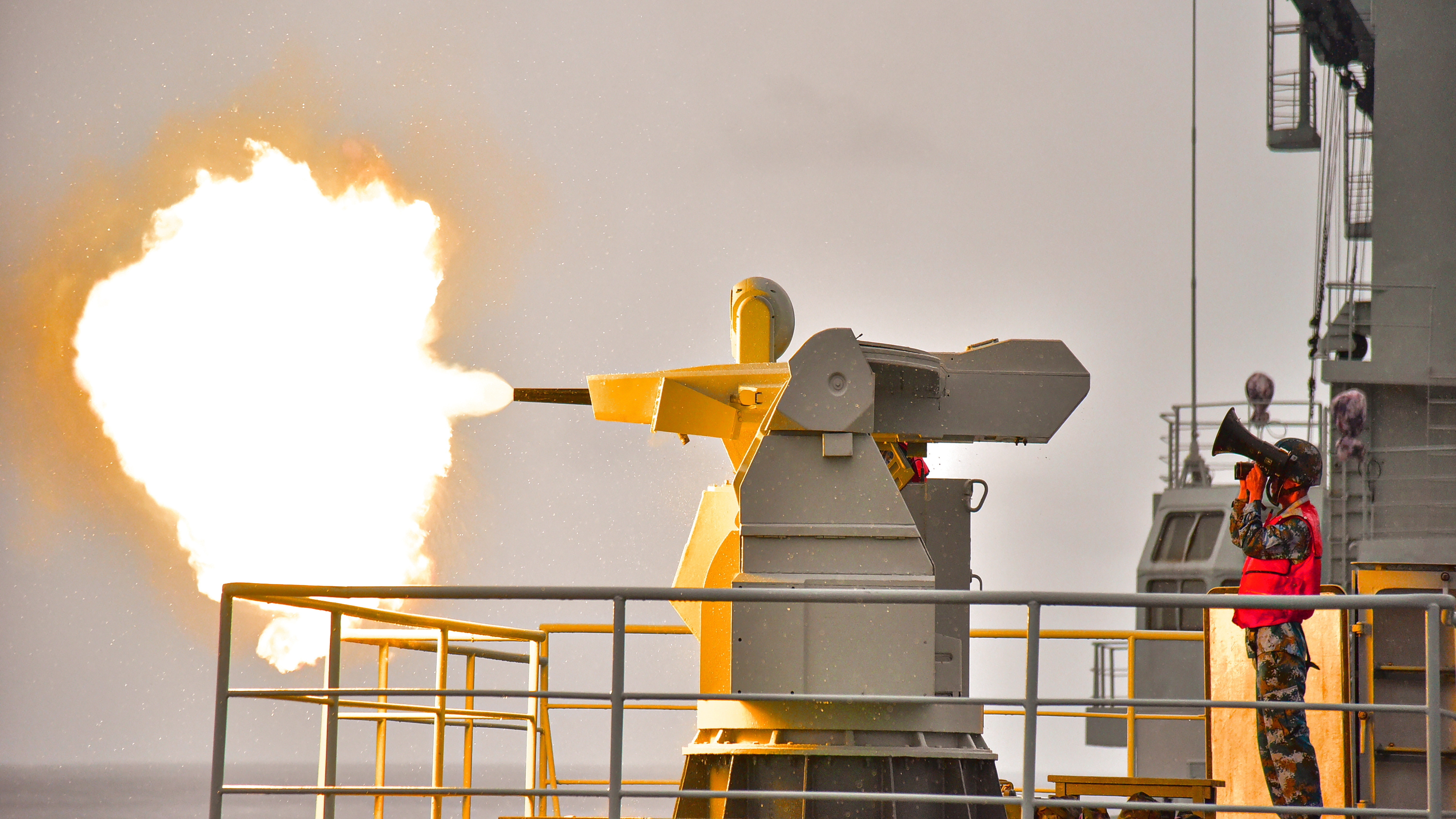 火力全开 以战载训 海军开展实战化海上综合作战支援演练 火力全开 以战载训 海军开展实战化海上综合作战支援演练