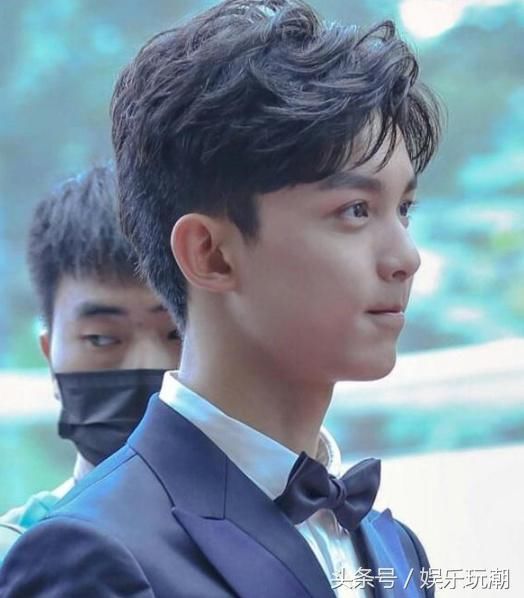 吴磊备战高考,同样穿西装易烊千玺帅气霸道总