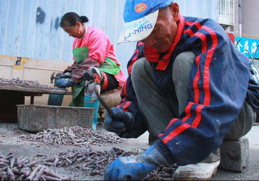 夫妻每天4把锤砸千余斤钉螺 月入2万元 夫妻每天4把锤砸千余斤钉螺 月入2万元