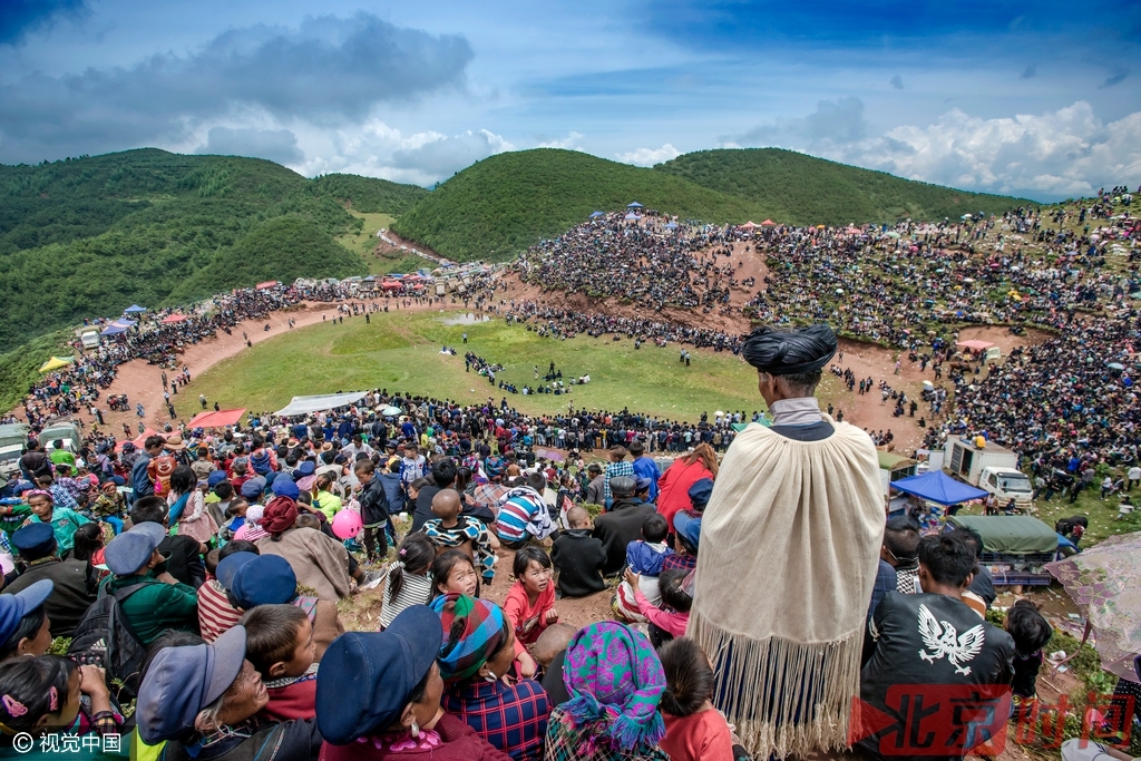 2016年7月21日，四川省凉山彝族自治州布拖县，彝族火把节拉开序幕，衣某片区（俄里坪乡、瓦都乡、采哈乡、委只洛乡、联补乡、基只乡）各村群众从四面八方来到俄里坪乡活动现场。