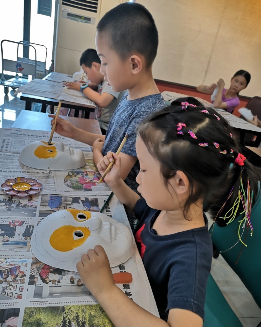 7月25日，丰台区太平桥街道蓝调社区关工小组开展“手绘京剧脸谱”暑期活动。邀请“幸福生活讲师团”屈老师带领社区的孩子们学习绘制京剧脸谱，感受中国传统文化的博大精深。