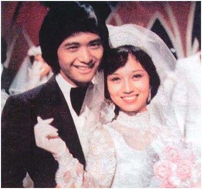 62岁周润发近照曝光,发哥帅气依旧,妻子颜值气