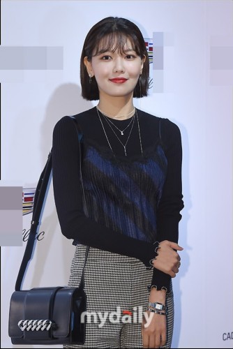 组图:少女时代秀英亮相活动 短发利落美腿修长