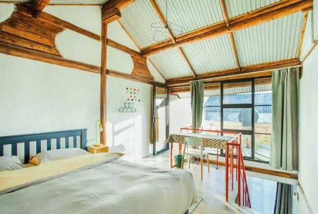 夫妻俩逃离香港,在大理造起一座玻璃房,随手一