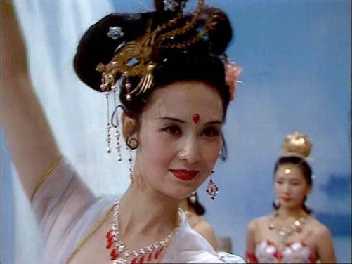 中国月神嫦娥
嫦娥,上古时期三皇五帝之一帝喾(天帝帝俊)的女儿、后羿之妻,其美貌非凡,本称姮娥 ,因西汉时为避汉文帝刘恒的忌讳而改称嫦娥,又作常娥。也有称其姓纯狐,名嫄娥。神话中因偷食大羿自西王母处所求得的不死药而奔月成仙,居住在月亮上面的广寒宫之中。
东汉之前,无任何资料显示嫦娥与羿是夫妻关系,直到高诱注解《淮南子》才指出嫦娥是后羿之妻。据说嫦娥与后羿开创了一夫一妻制的先河,后人为了纪念他们,演绎出了嫦娥奔月的故事,民间多有其传说以及诗词歌赋流传。在道教中,嫦娥为月神,又称太阴星君,道教以月为阴之精,尊称为月宫黄华素曜元精圣后太阴元君,或称月宫太阴皇君孝道明王,作女神像。