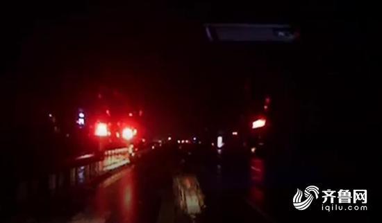 醉酒男子雨天骑摩托撞上护栏 后座男子跌落死亡