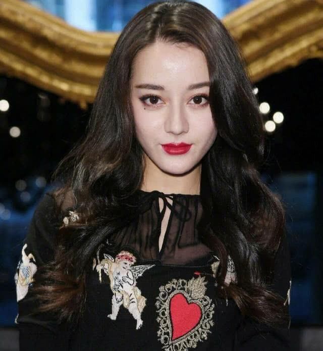 王俊凯迪丽热巴合照,王俊凯偷偷垫脚,网友却大