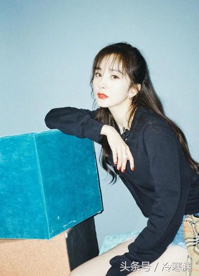 杨幂又瘦了!牛仔裙配长筒袜居然不丑,网友:这腿