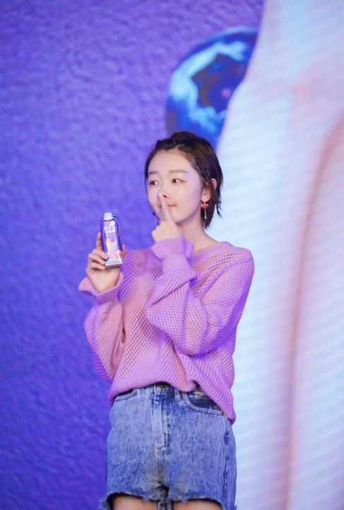 周冬雨超短裤秀美腿,小个子大能量,网友:勒得这