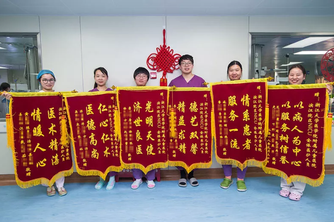 60床的早产男宝小奕,睡得很香,他的妈妈马女士就是送锦旗的家长代表.