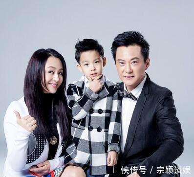 2009年12月,两人结束十多年爱情长跑,先后在个人博客上传婚纱照视频