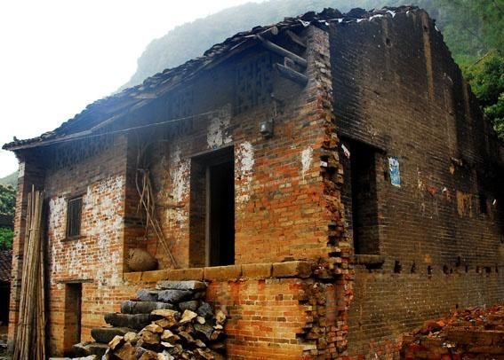 农村全面叫停建房?那住着危房准备建房的人该