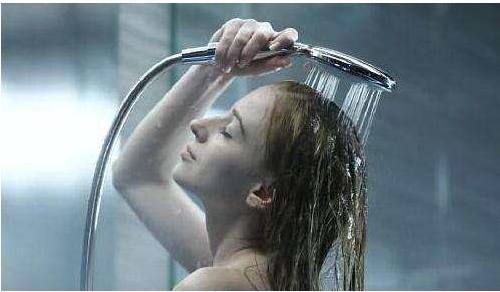 妈妈洗澡被女儿用抖音直播,朋友圈疯狂转发,网