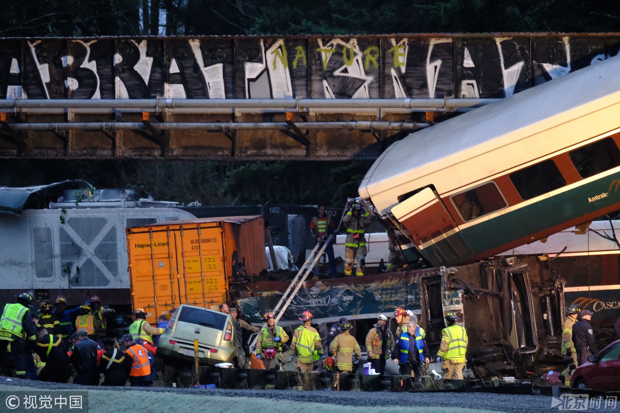 据美国媒体报道，火车脱轨时运行速度在70-90英里每小时(112-144公里每小时)，运行的铁路为18号刚刚启用的新铁路路段。而脱轨的火车砸中了在5号公路行驶的数辆通勤汽车。图/视觉中国