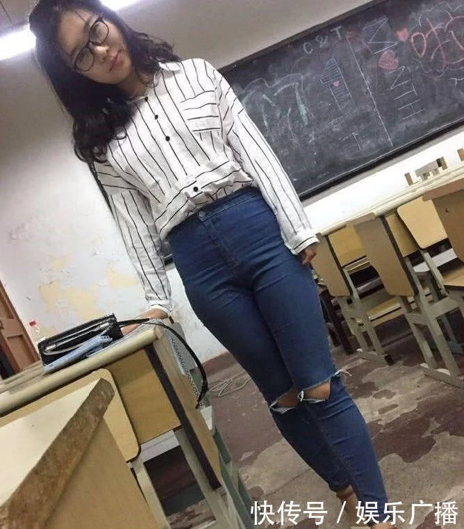 风韵女教师白色条纹衬衣搭配一件紧身牛仔裤,