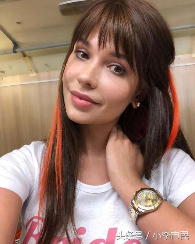 俄罗斯名模助威球队,网友:这种身材如何能让人