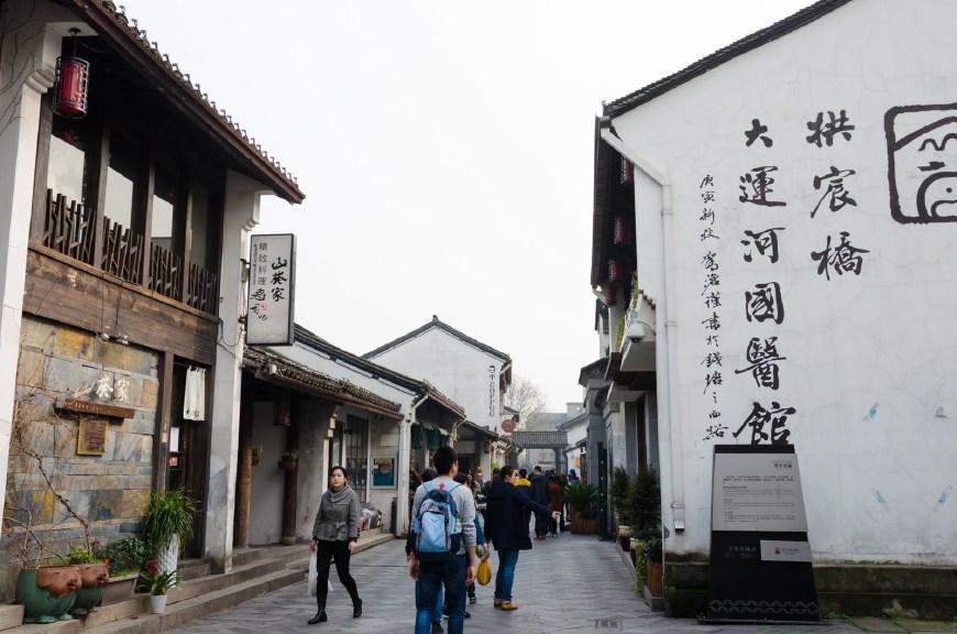 1901年,14岁的张英杰来杭州日租界搭台唱戏,因为他唱老生,当时的老生