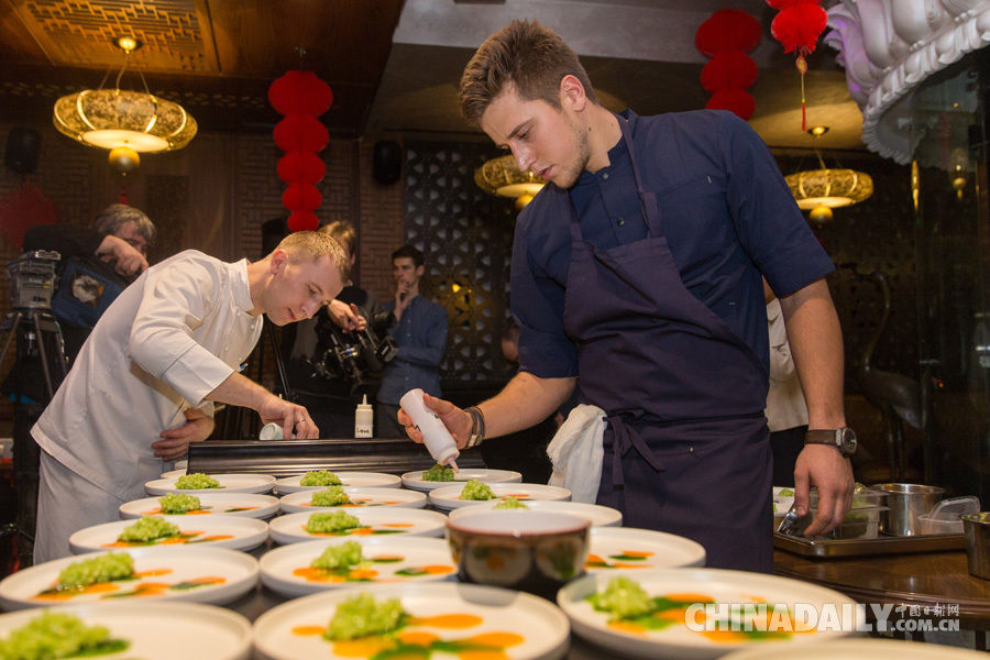2月19日,在俄罗斯首都莫斯科,俄方厨师为菜品摆盘.(图片来源:新华社)