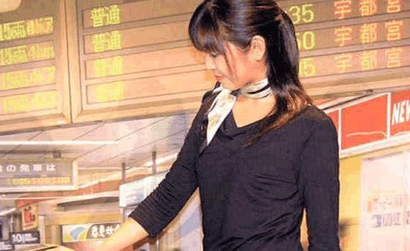 男子日本旅游,导游再三警告,深夜遇美女敲门千