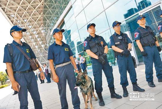 蔡英文维安达反恐级 1000名警力对抗30名民众