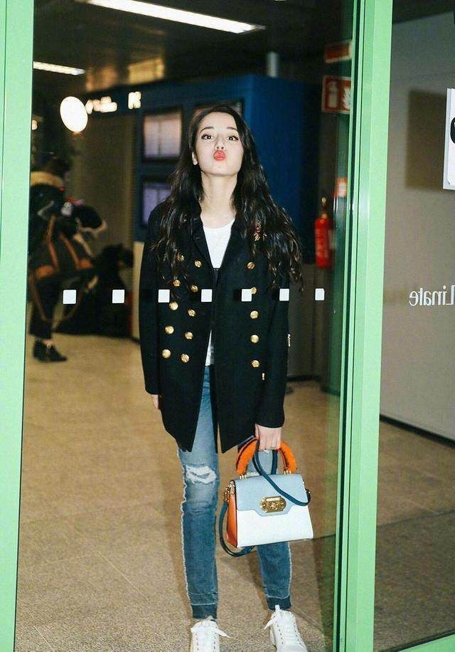 迪丽热巴这黑裙子穿的腰没了,网友:两次去米兰