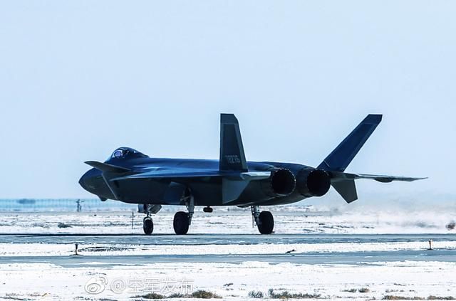 歼20换国产发动机获关键进展!2架空军涂装新机