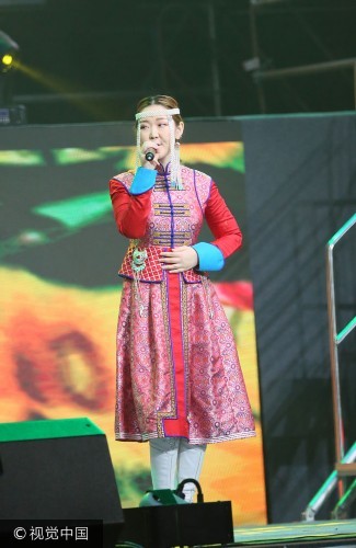 组图:"吉祥三宝"登台演出 夫妻俩带女儿献唱