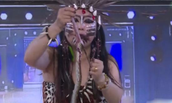 重庆一女子生吃活蛇当下酒菜:习惯了 重庆一女子生吃活蛇当下酒菜:习惯了