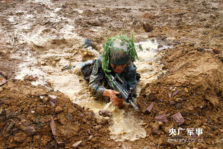 掩体中的步枪手。杨宸琇 摄