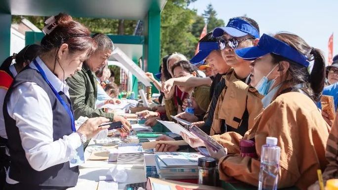 《太行山》特种邮票首发 白石山风景图案列入发行序列