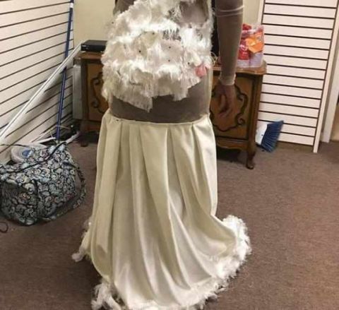 这像什么,几块破布缝在了一起一样,随后女子就在网上吐槽了礼服,众网友也是笑的肚子疼!