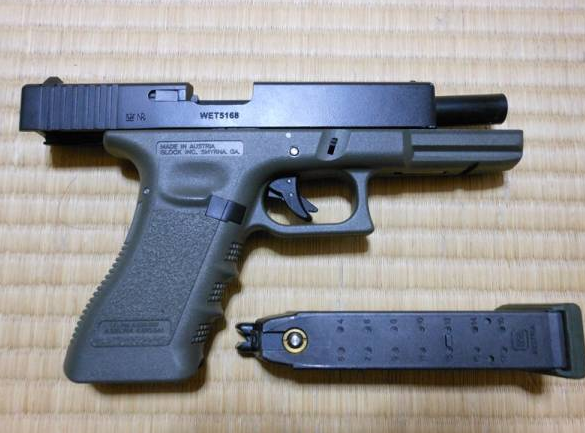 警察买仿真枪练射击被查：没人提醒不能玩