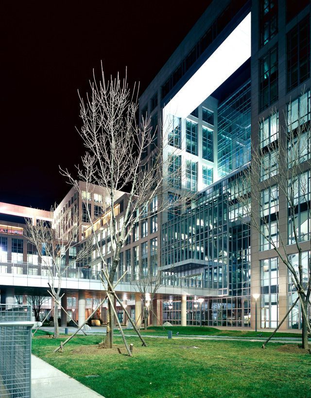 北航新主楼——刚竣工时的内庭院夜景北航新主楼——内庭院平台与大