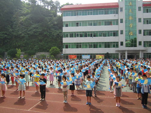 车城西路中心小学助力文明城市创建