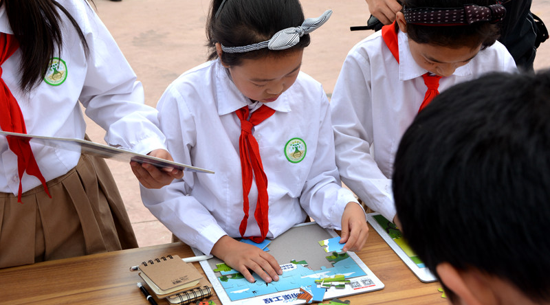 30日,“水到渠成共发展”网络主题调研采访活动走进河南郑州,实地探访了中华民族两条母亲河的交汇处、南水北调中线工程的咽喉——“穿黄工程”。