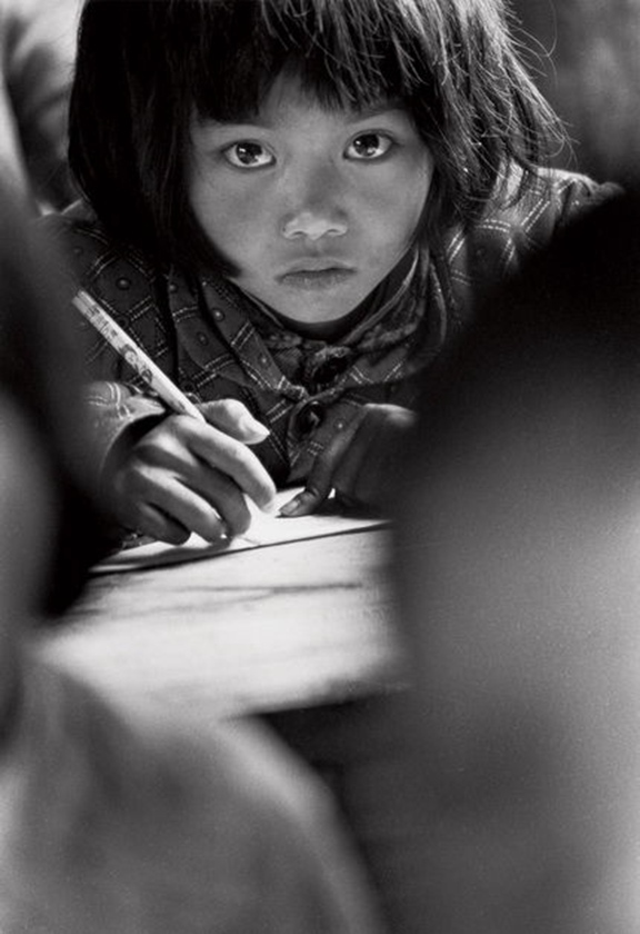 1991年4月，安徽省金寨县三合乡张湾小学，不管生活多么艰苦，苏明娟同学仍在刻苦地学习。