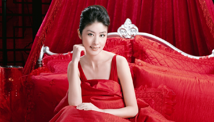 她是成龙和向华强不敢惹的女人,身价100亿,16