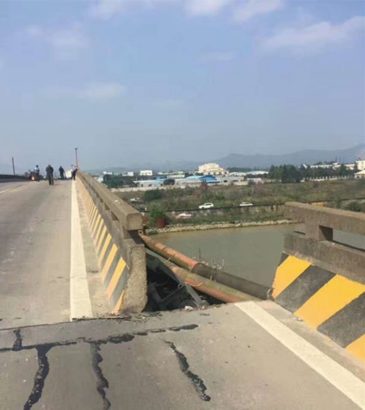 触目惊心!珠海莲溪大桥被货船撞击 桥身移位一米多