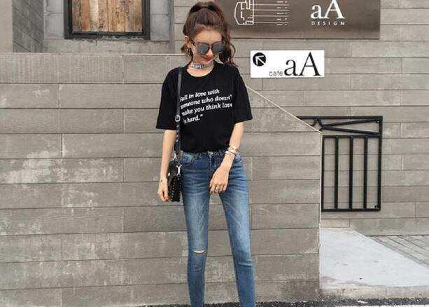 长得漂亮,清新靓丽的女孩子,搭配牛仔裤,衬托优