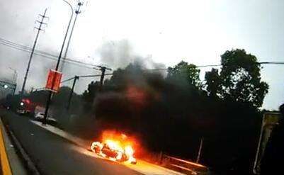 昆山男子骑电动车突然起火 一路火花竟浑然不